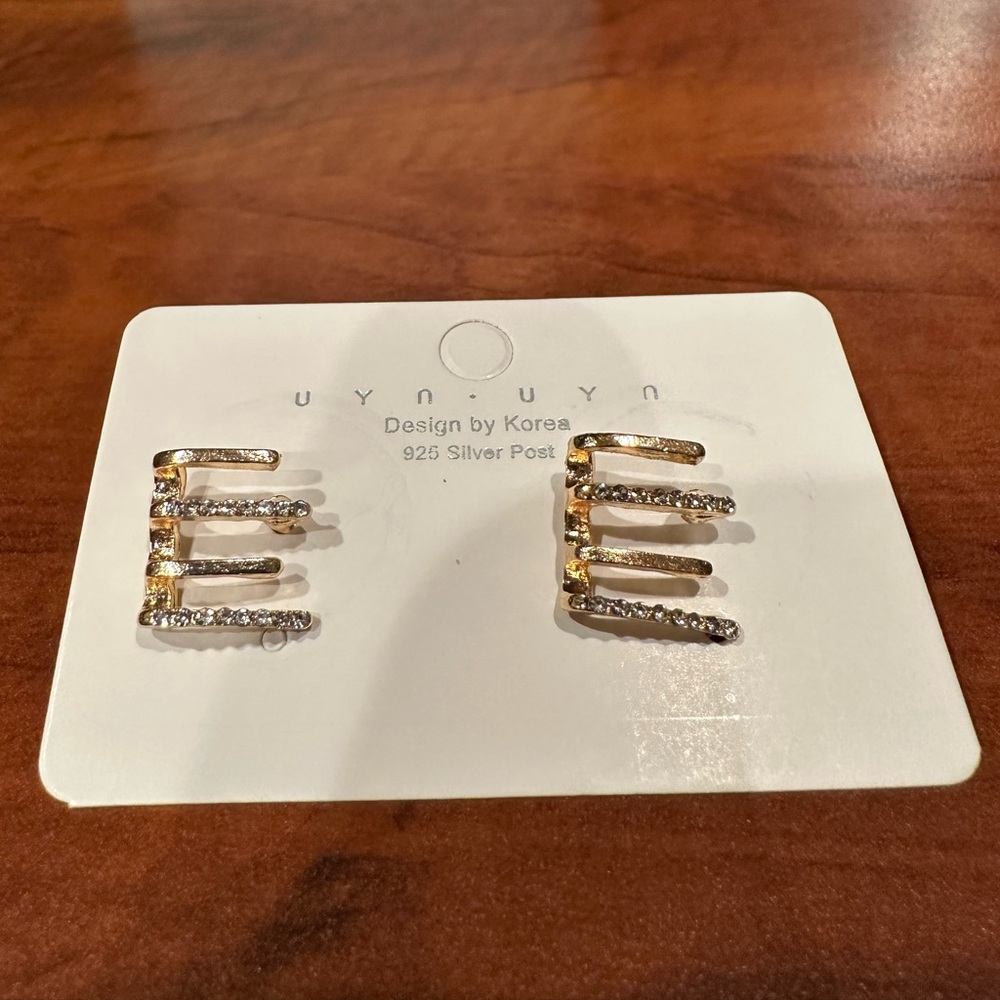 Beautiful gold earring with zirconia diamonds.